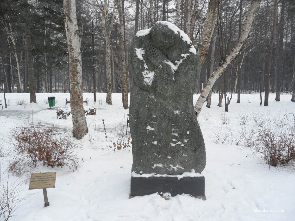 Южно-Сахалинск. &quot;Муза&quot;. Скульптура в парке культуры и отдыха им. Гагарина (скульптор А.Зверков).