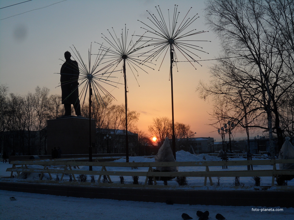 Памятник В.И. Ленину на закате.