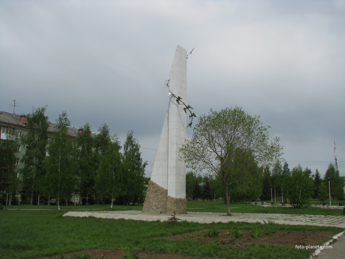 Стелла на площади героям ВОВ