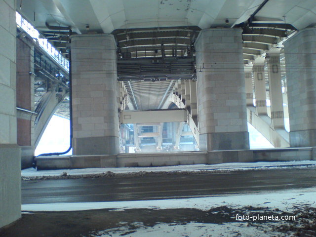 Под окружным мостом, Фрунзенская набережная