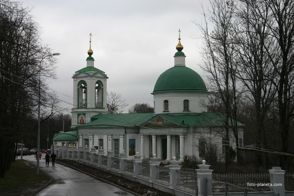 Храм троицы на воробьевых горах. Храм Живоначальной Троицы на Воробьевых горах. Храм Живоначальной Троицы в парке Горького. Храм Живоначальной Троицы на Воробьевых горах храмы / соборы / церкви. Церковь Троицы Живоначальной Москва на Ленинских горах.