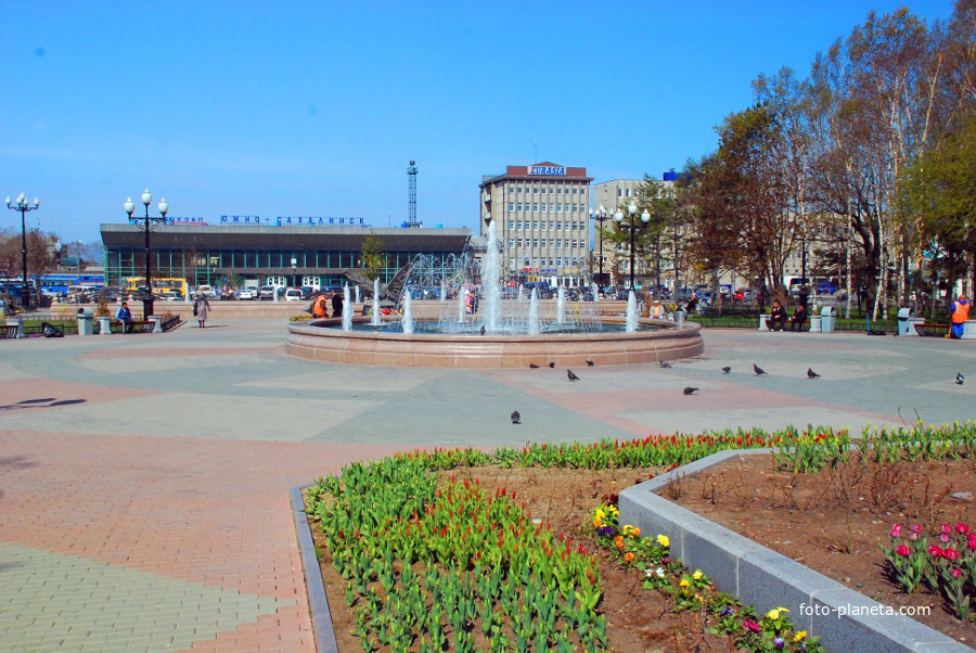 Сквер на пл.Ленина,за ним вокзальная площадь