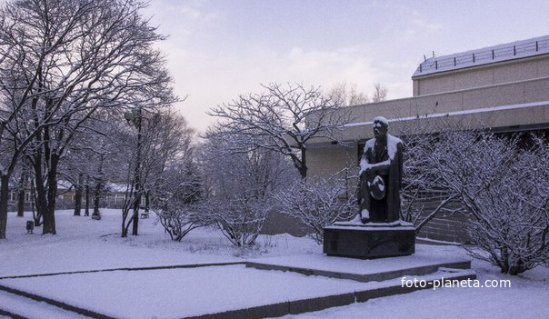 Памятник Чехову. Областная научная универсальная библиотека