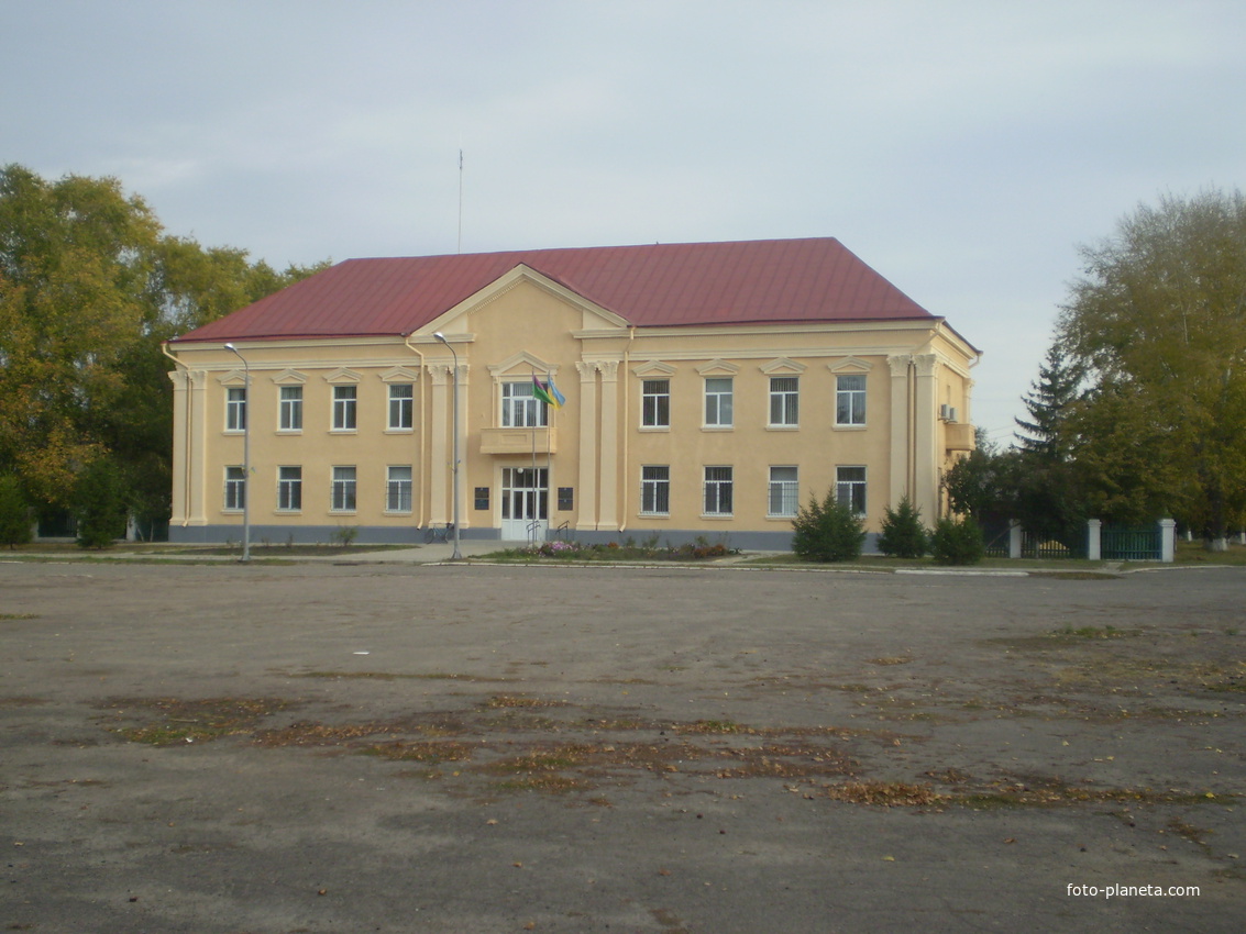 Административное здание, где расположены райгосадминистрация и районный совет