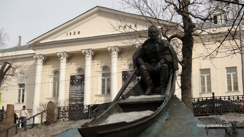 Памятник Шолохову на бульваре у музея Современного искуства