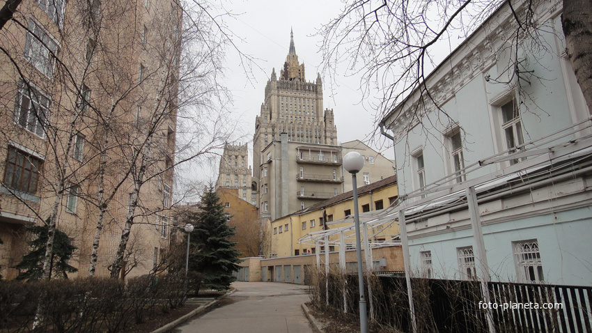 Плотников переулок, двор 13 дома. Вид на МИД России