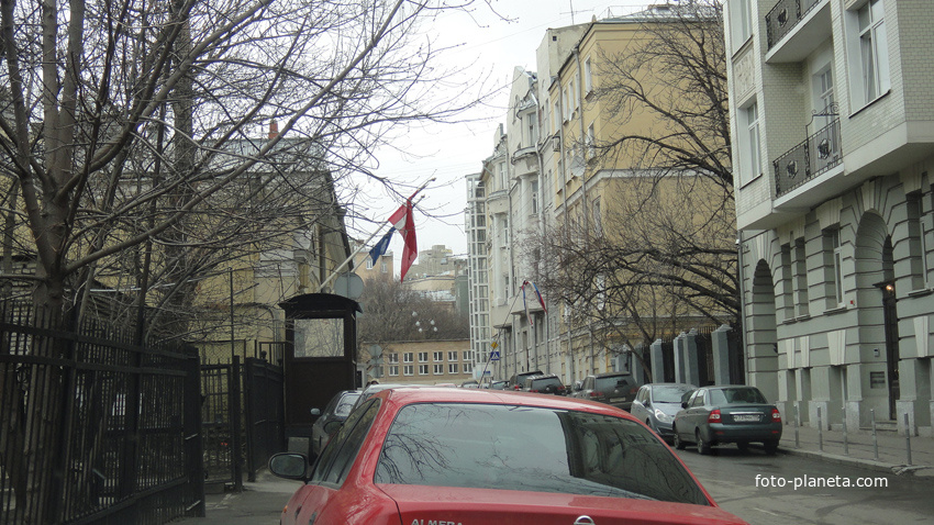 Слева: Особняк Маргариты Кирилловны Морозовой (посольство Дании) в Пречистенском (Мёртвом) переулке