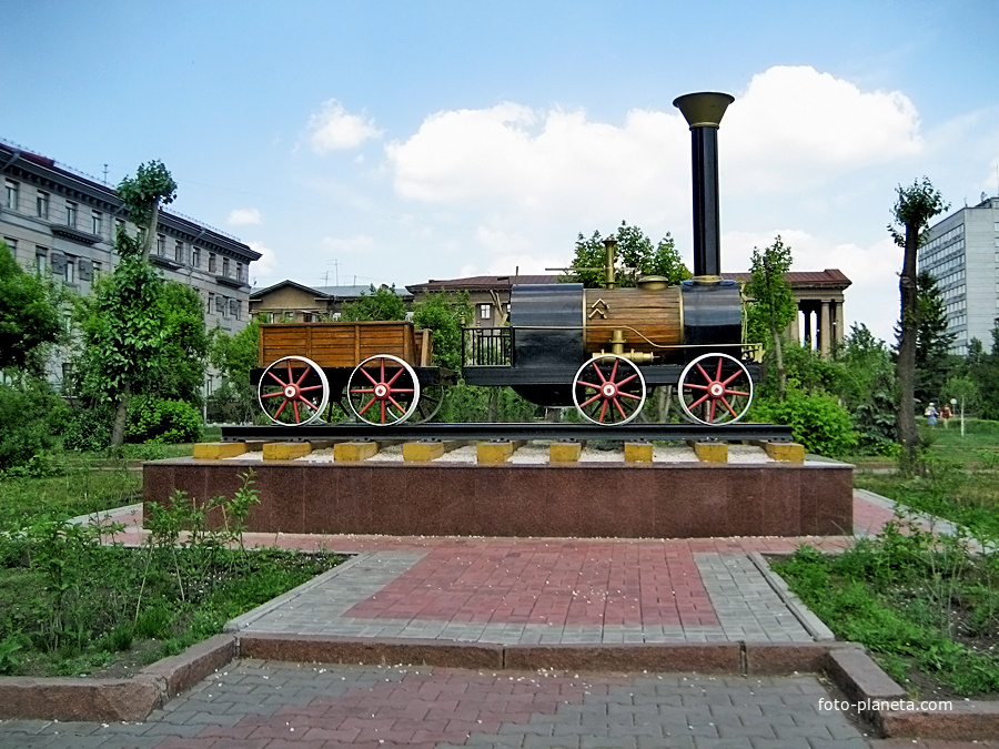Памятник первому паровозу