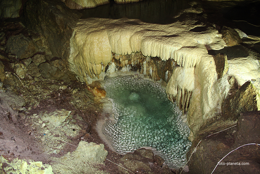 В пещерах. Подземное озеро.