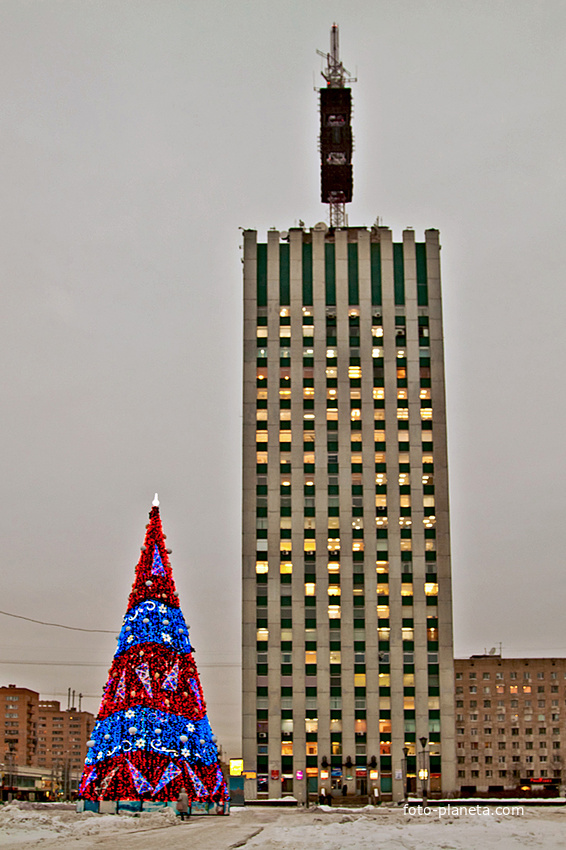 Высотное здание и Новогодняя ёлка
