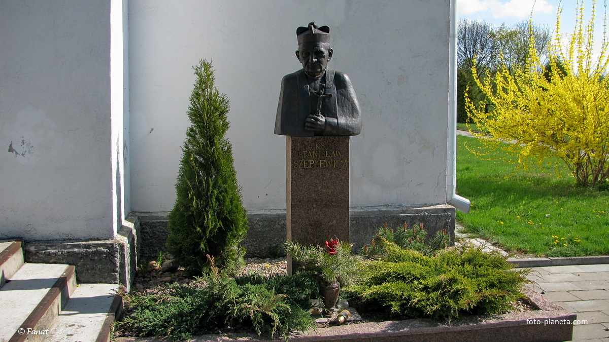Памятник ксендзу Станиславу Шеплевичу возле костела