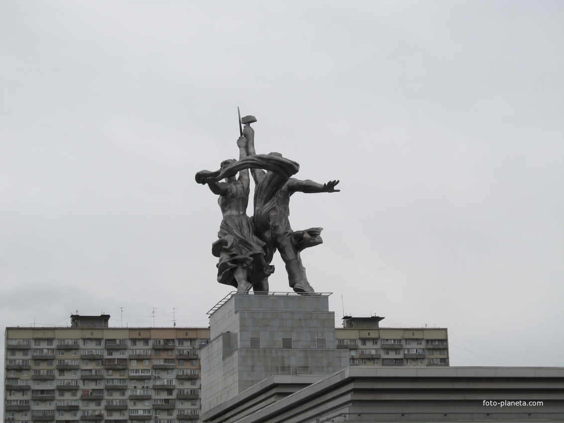 Памятник Рабочий и колхозница. Вид со станции монорельса Улица Сергея Эйзенштейна