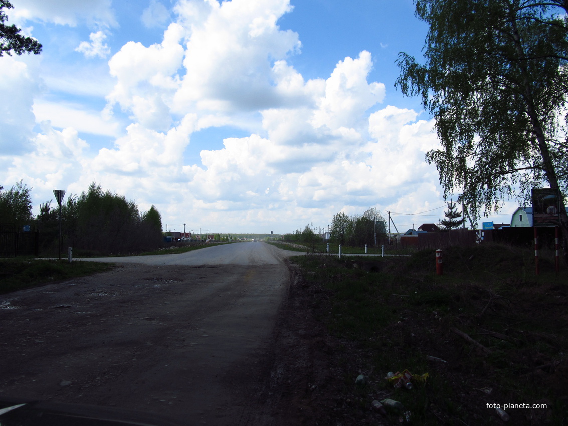 Дорога к разным СНТ. Справа - въезд в Березки