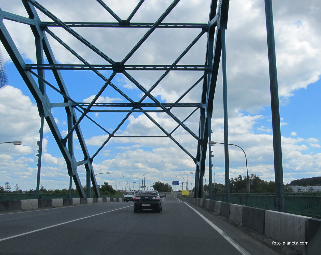 Проезжая мост через Москву-реку