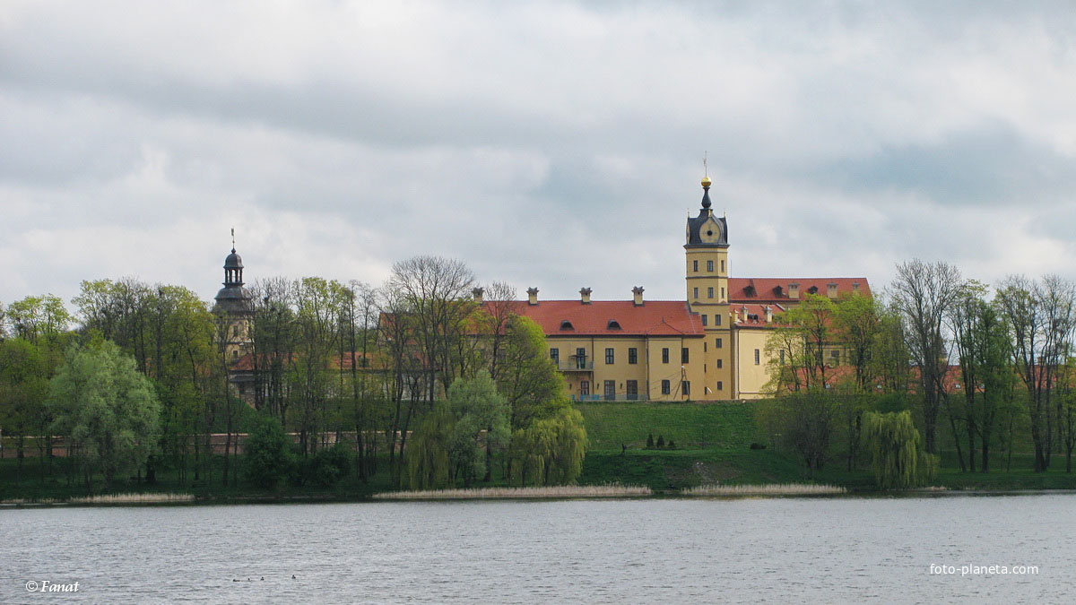 Вид на замок со стороны озера