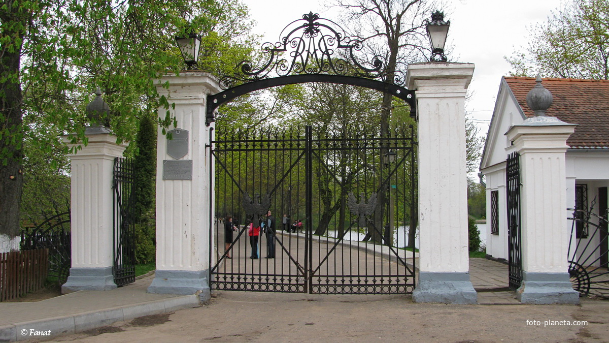 Ворота перед входом в парк