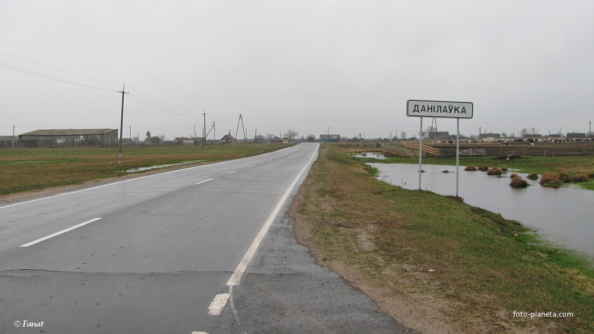 Знак при въезде в деревню со стороны Ельска