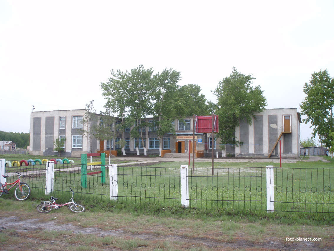 с. Ускль. Школа весной 2011г.