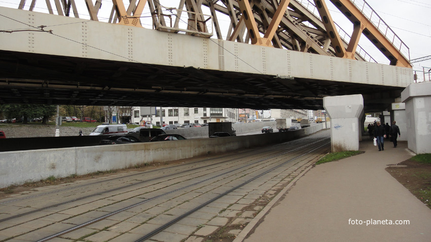 Трамвайные пути под мостом