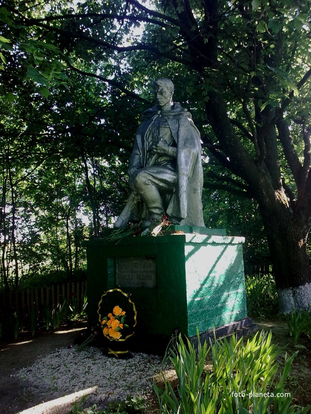 памятник на могилі солдат. село Хайнівка