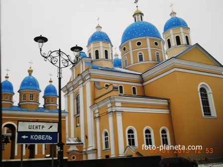 Церква з синіми куполами