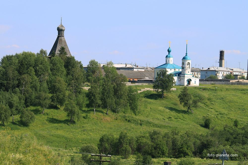 Деревянная и каменная церкви