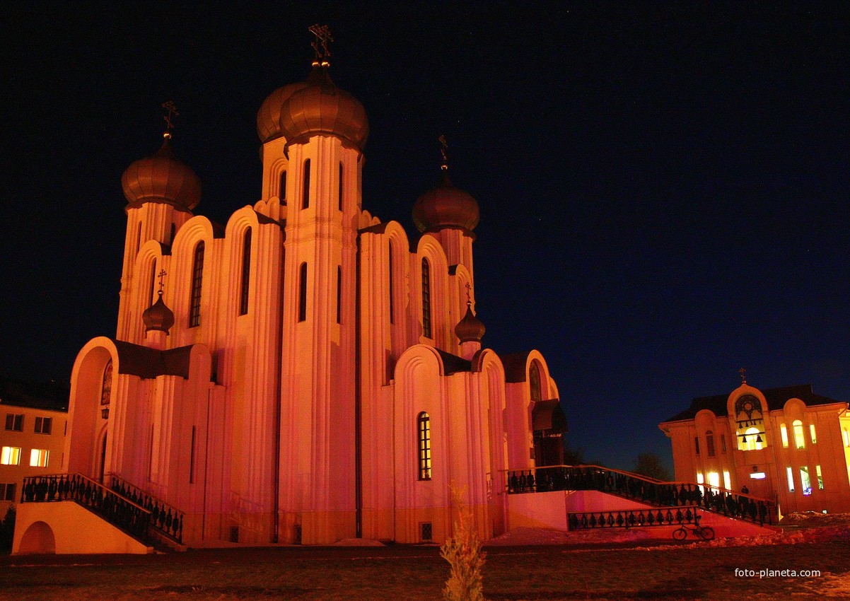 Церковь Серафима Саровского в ночи