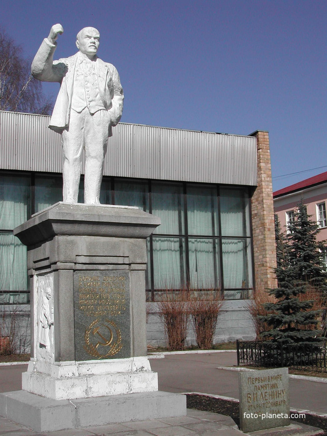Первый памятник Ленину