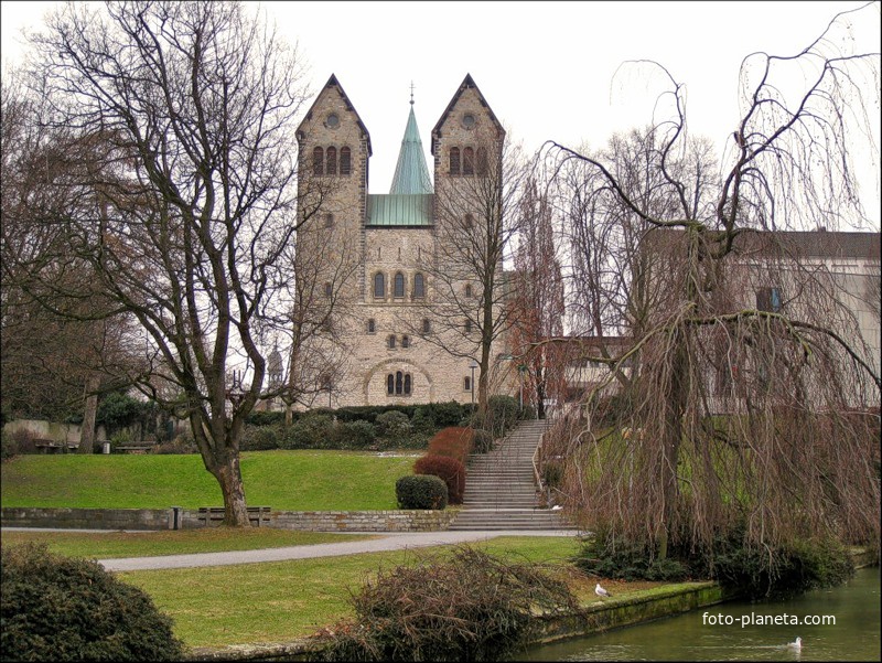 Падерборн, панорама монастыря Абдингхоф и башни Кафедрального собора