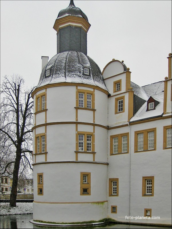 Угловая башня в замке Нойхауз
