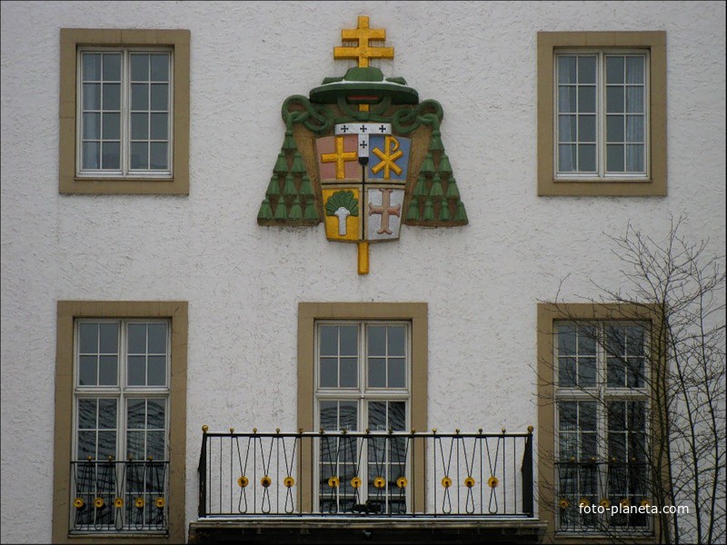 Герб на здании Теологического факультета университета