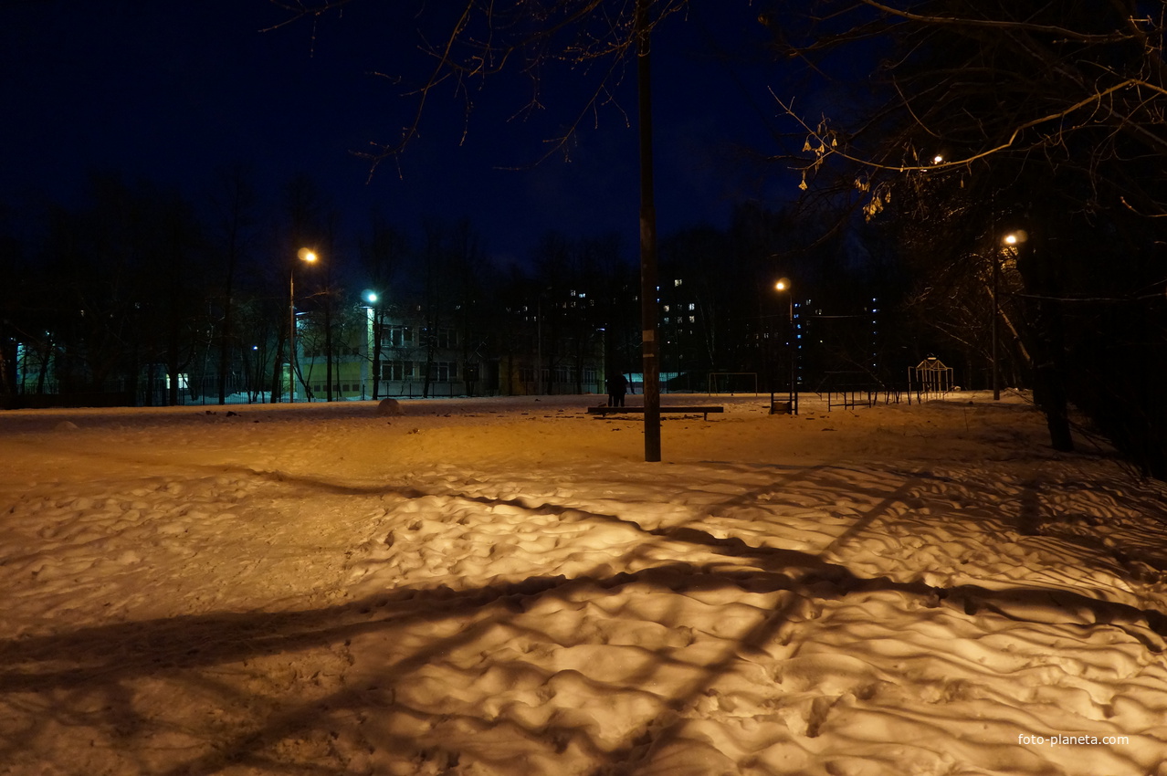 Футбольная площадка и детский сад 785