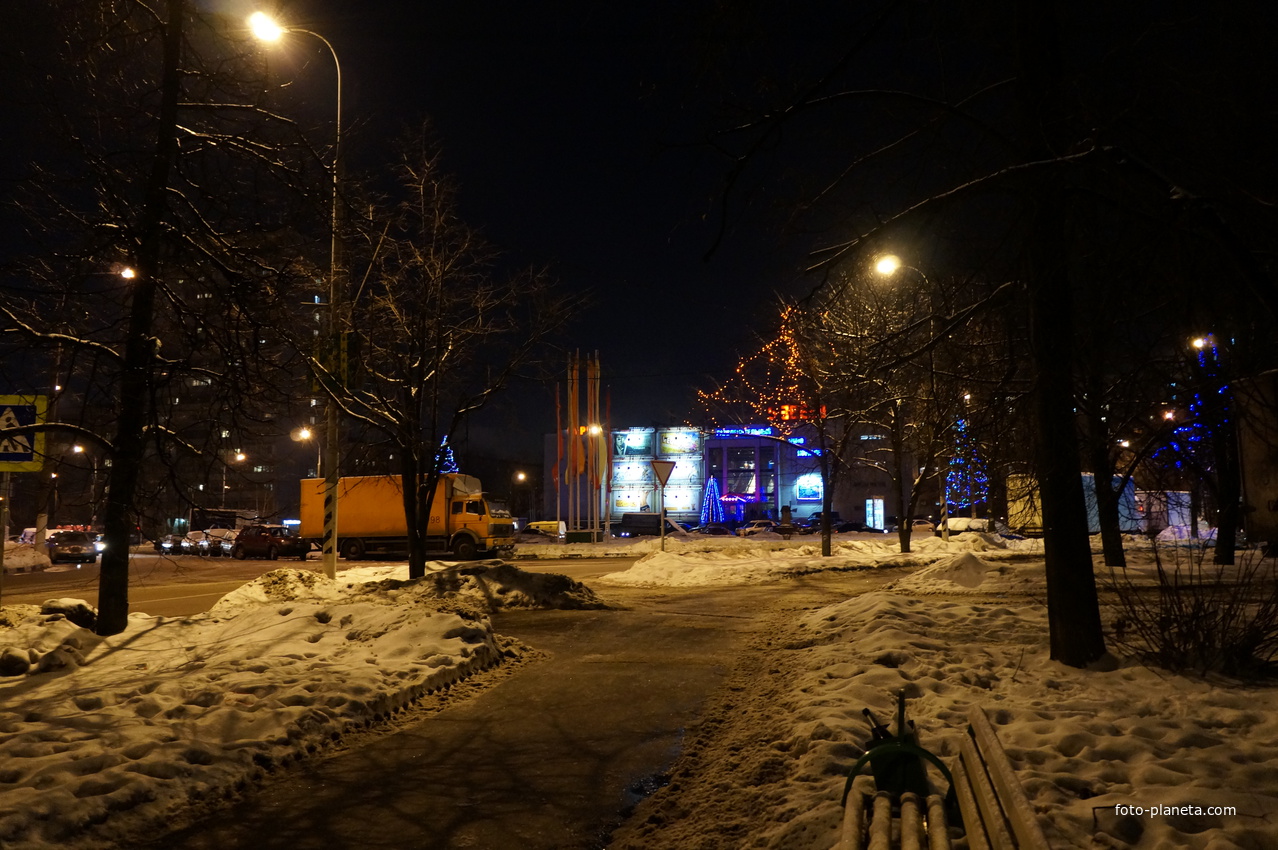 Погода в бирюлево восточное на неделю. Магазин свет в Бирюлево. Бирюлево зимой ночью. Кинотеатр Керчь в Бирюлево. Старое Бирюлево Западное.