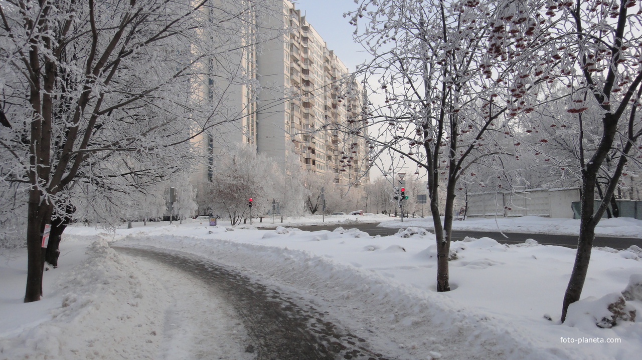 Перекрёсток Бирюлевской и Загорьевской улицы