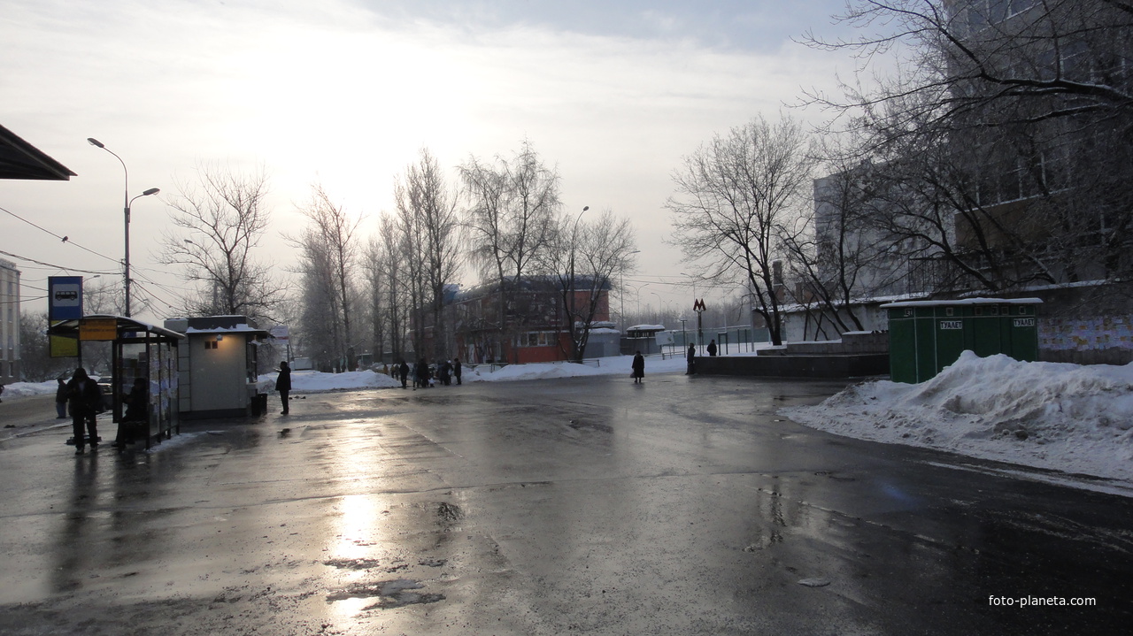 Площать северного выхода станции Ленино (Царицыно)
