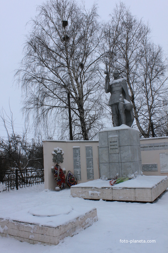 Пристень. Братская могила советских воинов, погибших в 1941-1943 гг.