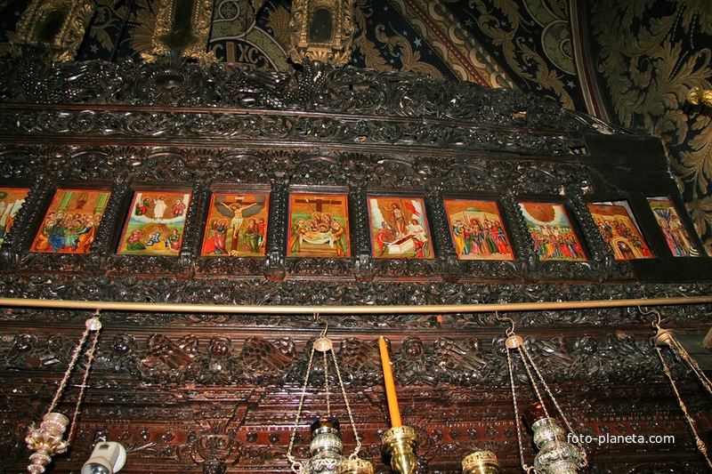 Алтарь в храме деревянный, с тонкой резьбой.