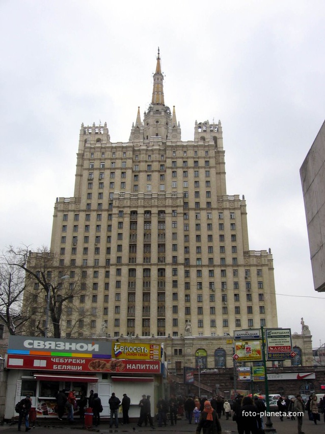 Высотка на площади Восстания