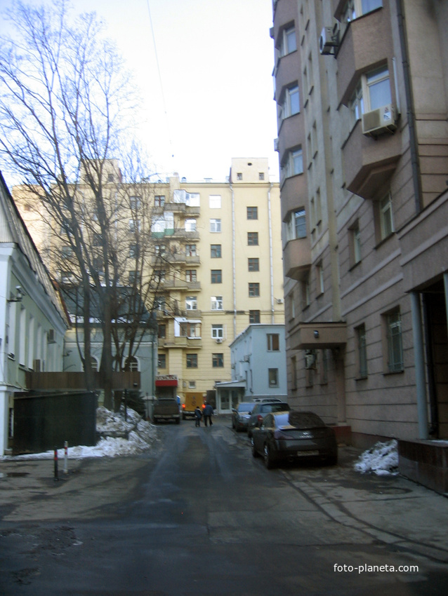 Гиляровского 6, во дворе