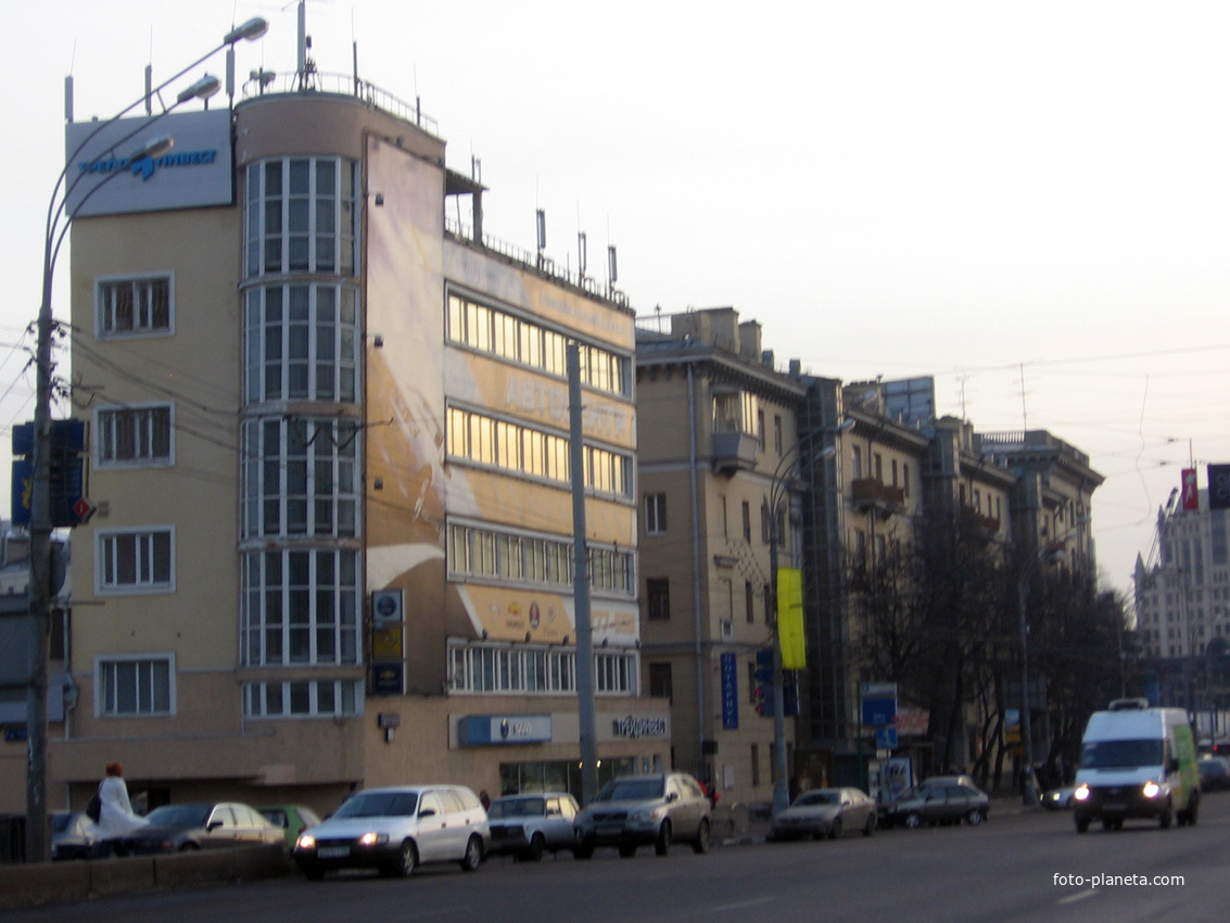 Шлюзовая наб., 2/1 (В 1933 г. по проекту Фельдзера на участке бывшей прядильной фабрики «Красное веретено» )