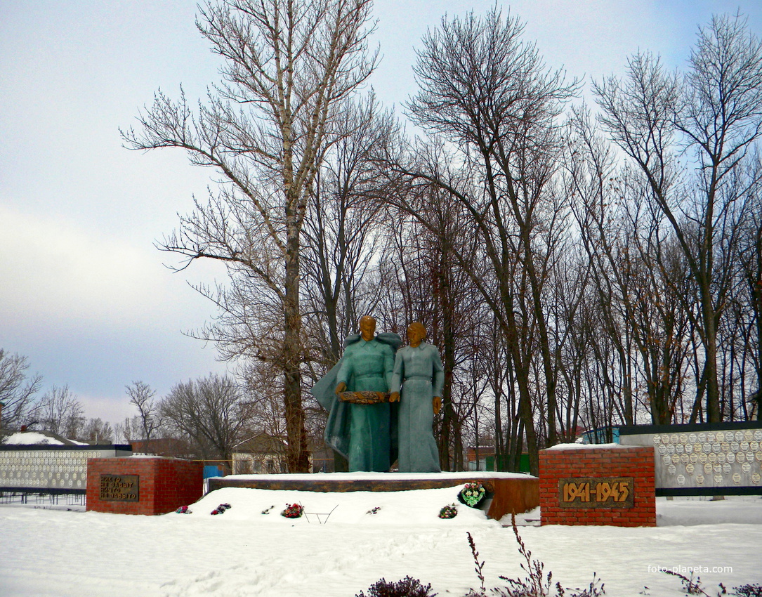 Братская могила 16 советских воинов, погибших в боях с фашистскими захватчиками 1943