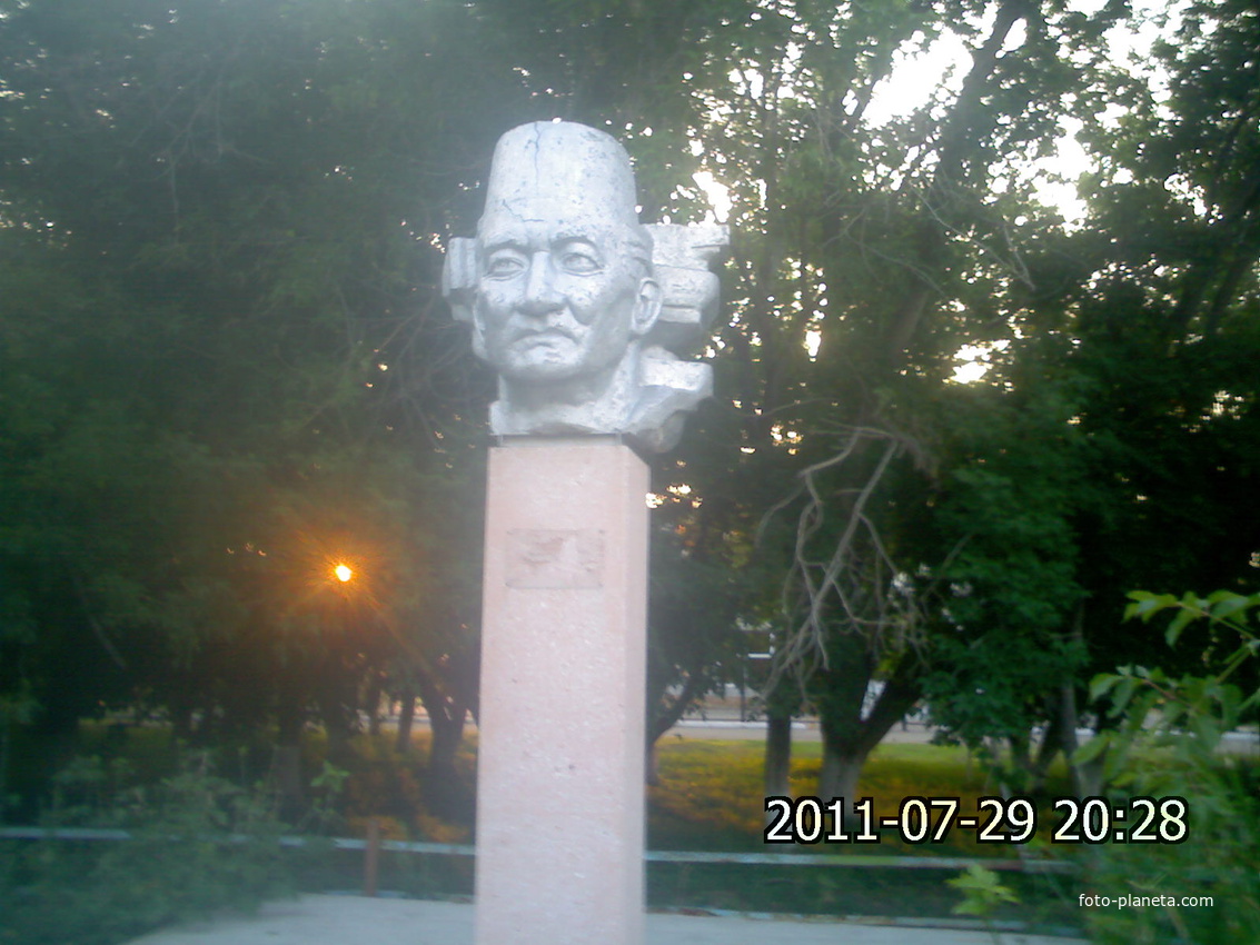 памятник Габидену Мустафину.