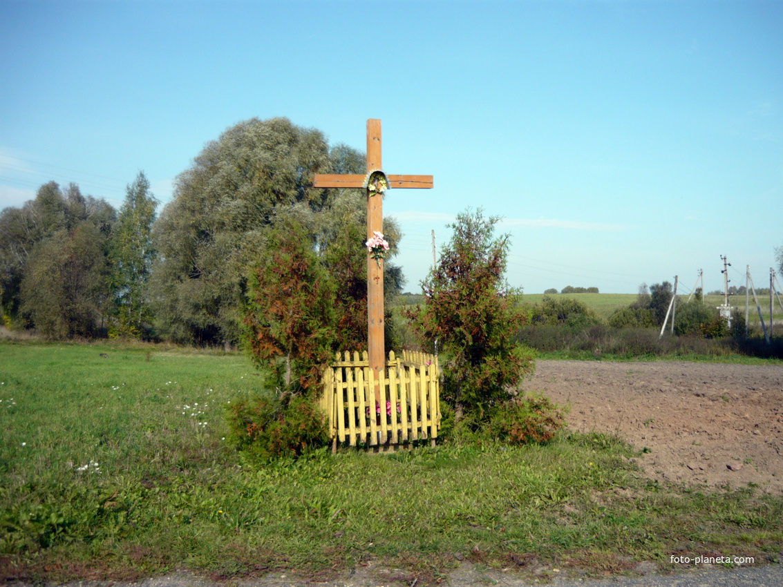 Католический крест в центре деревни