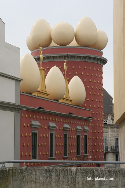Здание театра-музея Сальвадора Дали