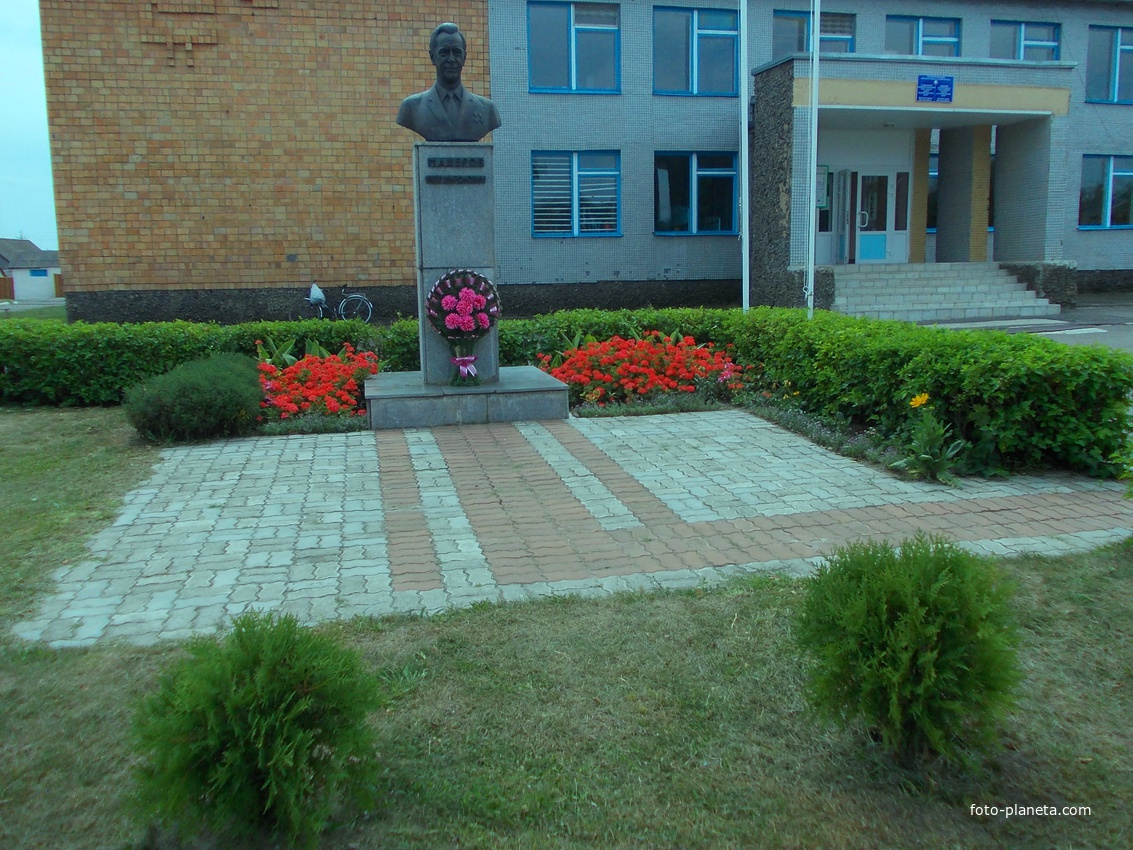 Памятник П. М. Машерову в д. Крытышин