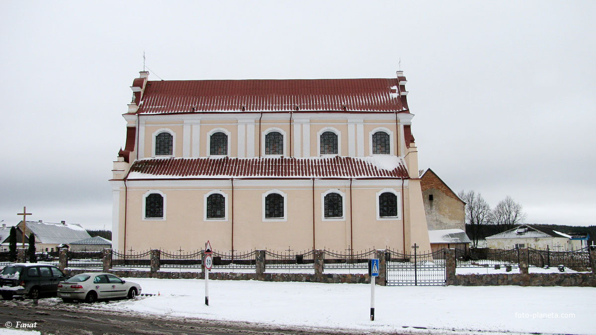 Костел Святого Иоанна Крестителя (вид сбоку)