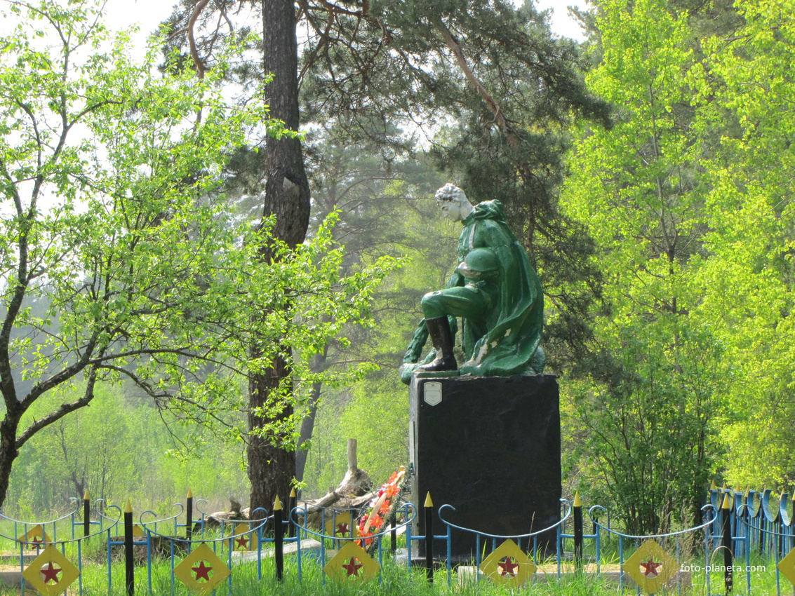Милое, памятник воинам и партизанам Кличевщены