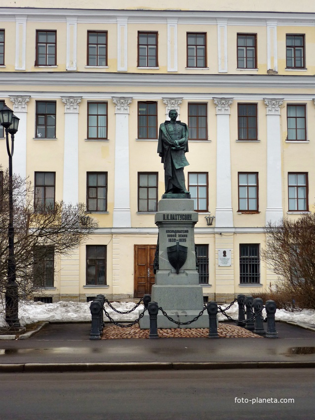 Памятник Пахтусову,исследователю Новой земли.