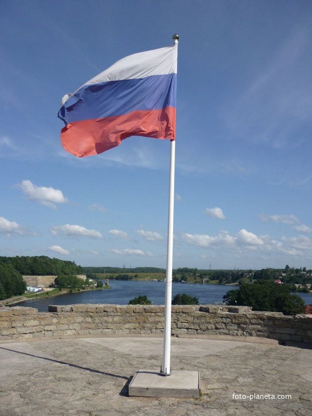 Российский флаг на Ивангородской крепости