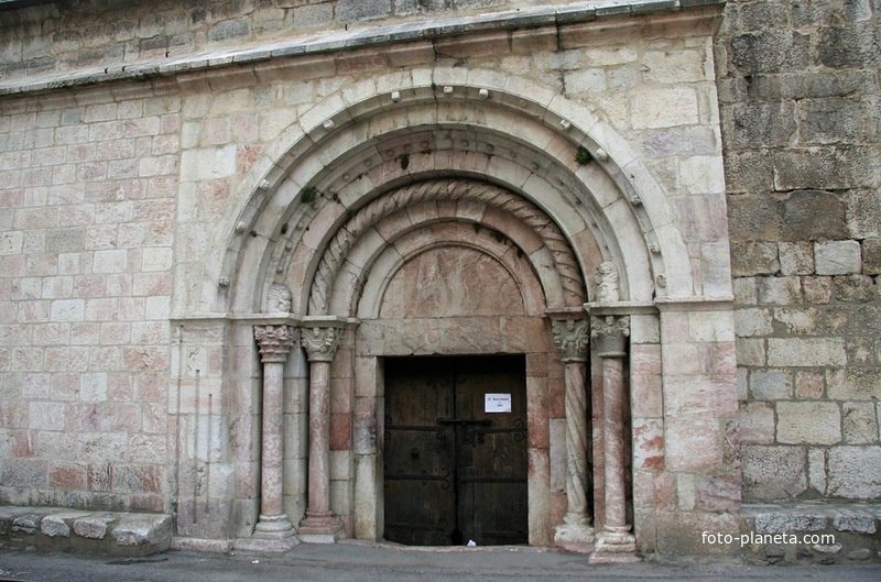 Вход в церковь Святого Якоба в Вильфранш-де-Конфлан